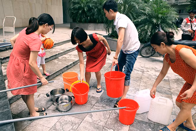 Câu chuyện chung cư mất nước không còn hiếm và từ đó nhiều dân mạng được dịp đưa ra những bức ảnh chế.