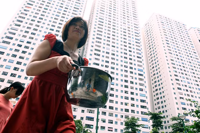 Nồi thay vì để nấu thì thành dụng cụ đựng nước.