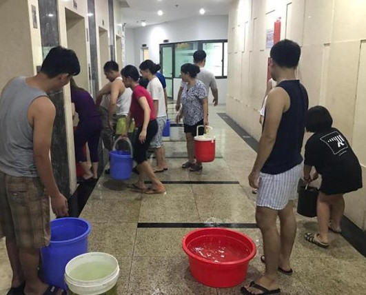 Hàng dài người dân tại một số chung cư ở Hà Nội kêu trời vì cảnh phải đi hứng nước, mua nước về để sinh hoạt được đăng tải trên nhiều diễn đàn.