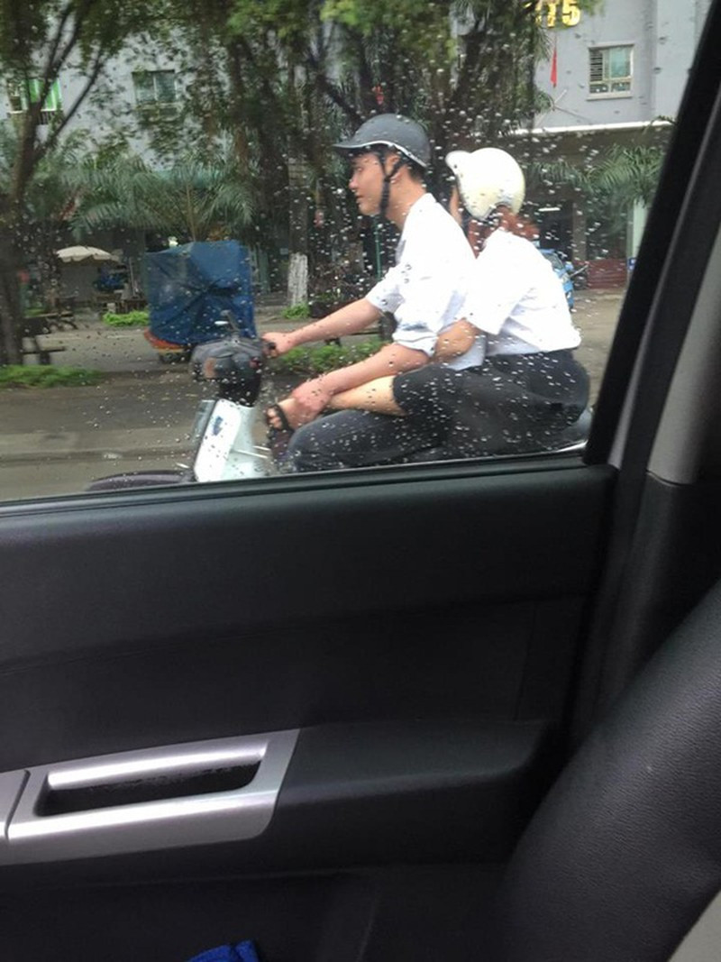 Còn tại Việt Nam, nếu ra đường, nhiều người chắc hẳn không còn lại gì với kiểu ngồi vắt chân lên đùi người lái của các chị em.