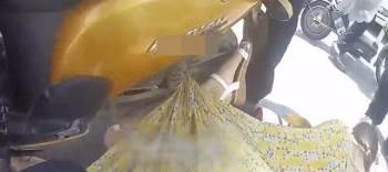 Clip ngay khi xuất hiện đã nhận về sự quan tâm cực lớn. Trong khi một số lên án hành động của cô gái, số khác nhắc nhở nữ chính lần sau thì "chừa" cái tính thích thể hiện đi.