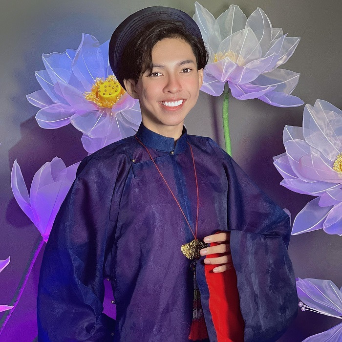 Thậm chí, Võ Thành Ý còn không ngại đứng chung khung hình với Hoa hậu Khánh Vân. Dù hình ảnh chỉ được ghi lại bằng camera thường song hiện tượng mạng này cũng khiến fan xuýt xoa trước đường nét gương mặt đã thanh thoát hơn trước.