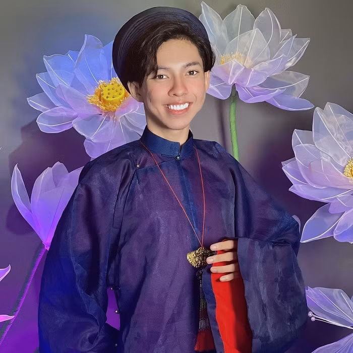 Thậm chí, Võ Thành Ý còn không ngại đứng chung khung hình với Hoa hậu Khánh Vân. Dù hình ảnh chỉ được ghi lại bằng camera thường song hiện tượng mạng này cũng khiến fan xuýt xoa trước đường nét gương mặt đã thanh thoát hơn trước.