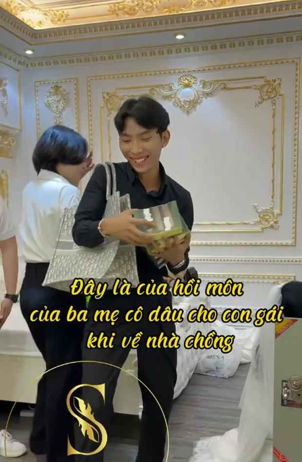 Trong ngày cưới trọng đại, bất kỳ bậc phụ huynh nào cũng muốn trao cho con chút của hồi môn, lấy vốn liếng để làm ăn sau này. Món quà của cha mẹ cũng phần nào thể hiện bề thế, danh tiếng của gia đình.