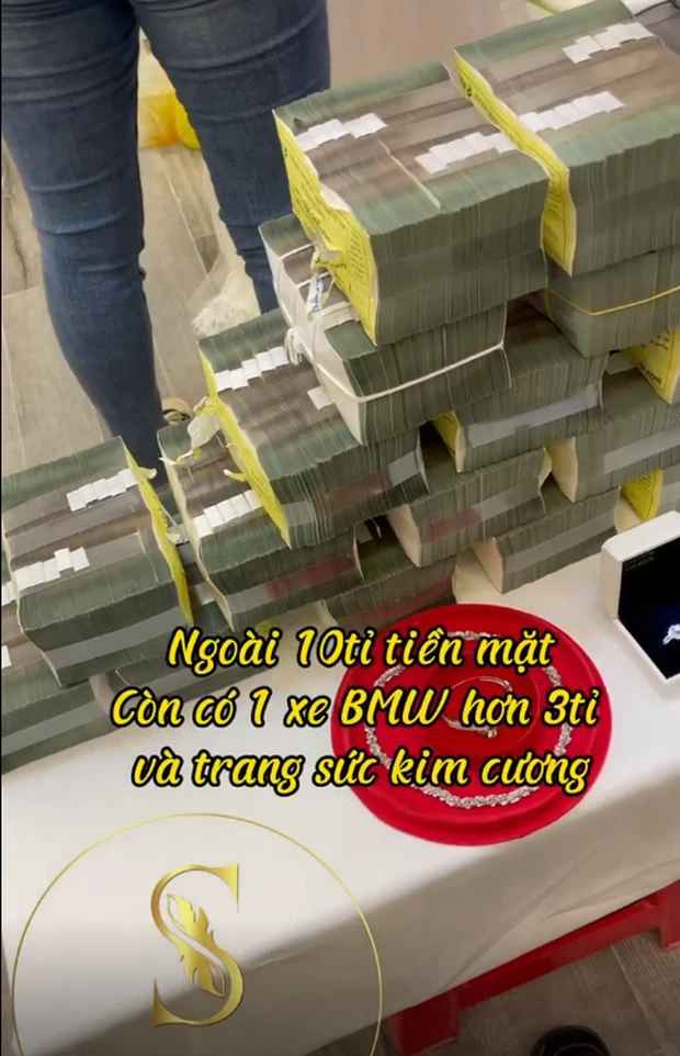 Theo đó, chủ tài khoản có tên Sang Lê đăng tải đoạn clip cho biết, cô dâu có tên Trần T.T đã nhờ anh xếp giùm hàng chục cọc tiền mặt, trị giá 10 tỷ.