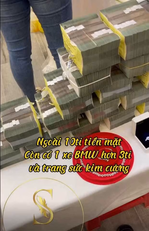 Theo đó, chủ tài khoản có tên Sang Lê đăng tải đoạn clip cho biết, cô dâu có tên Trần T.T đã nhờ anh xếp giùm hàng chục cọc tiền mặt, trị giá 10 tỷ.