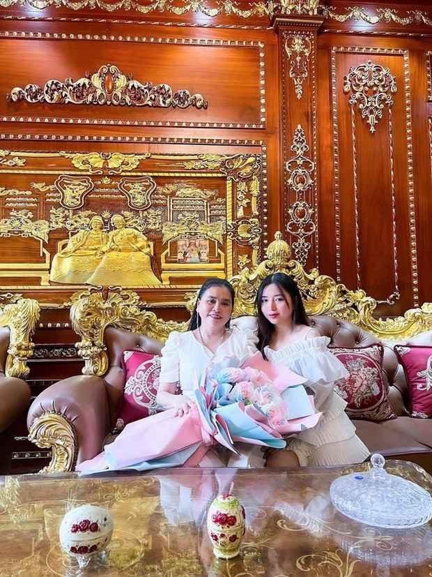 Chưa hết, ngôi nhà mà cô gái này ở cũng có nhiều đồ vật dát toàn vàng 24k như bàn ghế, đèn, cột...