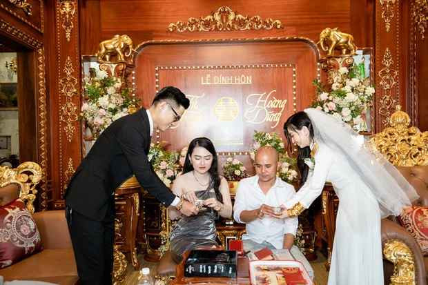 Ngoài ra T. còn được tặng thêm 1 xe ô tô BMW trị giá 3 tỷ cùng hàng loạt trang sức kim cương. Khối tài sản này là của hồi môn cha mẹ cho cô dâu trước khi về nhà chồng.