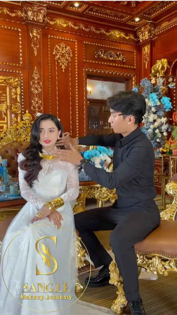 Trong clip livestream trên trang cá nhân của cô dâu T.T, cư dân mạng còn choáng ngợp hơn với đám cưới được tổ chức với quy mô hoành tráng.