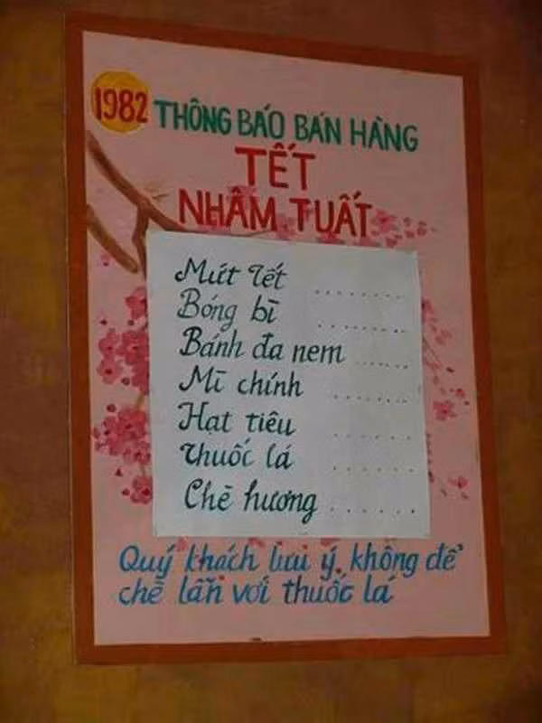 Bảng thông báo bán hàng trong dịp Tết của "một nghìn chín trăm hồi đó" thật thân thương.