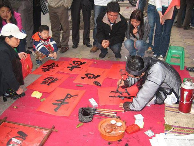 Xin chữ đầu năm cũng là điều mà nhiều người thực hiện.