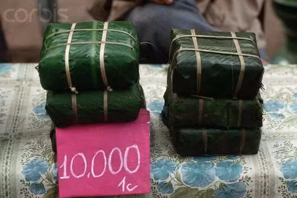 Những chiếc bánh chưng xanh ngắt màu lá dong được bán với giá 10.000 đồng/chiếc thời bấy giờ.