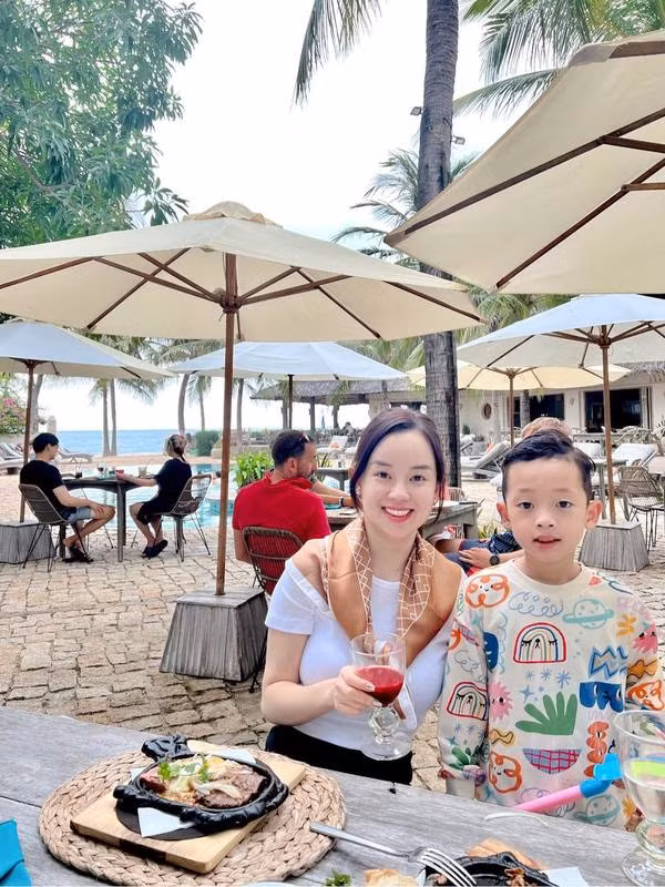 Mới đây, cựu hot girl lại tiếp tục gây chú ý khi chia sẻ loạt ảnh đưa con trai Khoai Tây ra nước ngoài du lịch. Dù không rõ địa điểm ở đâu song người xem có thể nhận thấy cô đang vô cùng tận hưởng khoảng thời gian vui vẻ bên quý tử này.