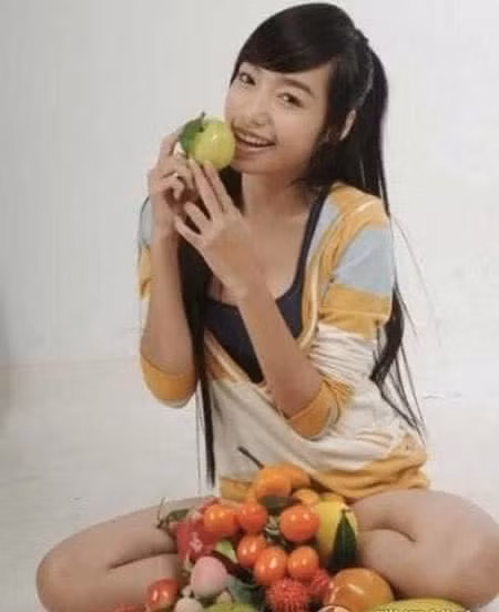 Elly Trần tên thật là Nguyễn Kim Hồng. Cô nàng sinh năm 1987 này được biết đến rộng rãi với nghề nghiệp là người mẫu kiêm diễn viên. Những bộ phim nổi bật hot girl này từng góp mặt phải kể đến như Khát vọng thượng lưu, Bến nước mười ba, Bí ẩn song sinh...