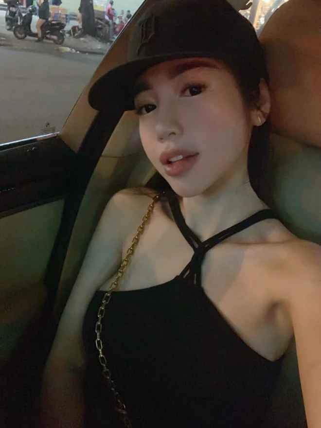 Dù không công khai danh tính của chồng, nhưng dân mạng đã tìm ra tài khoản mạng xã hội về một người đàn ông ngoại quốc được cho là ông xã của Elly, điều đặc biệt hơn, người đàn ông này còn để trạng thái "Đã kết hôn" với cô từ năm 2011.