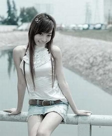 Sau khi nổi tiếng khắp cõi mạng, Elly Trần được mời đi chụp hình, quay quảng cáo tại nhiều nơi, đặc biệt là thị trường Thái Lan.