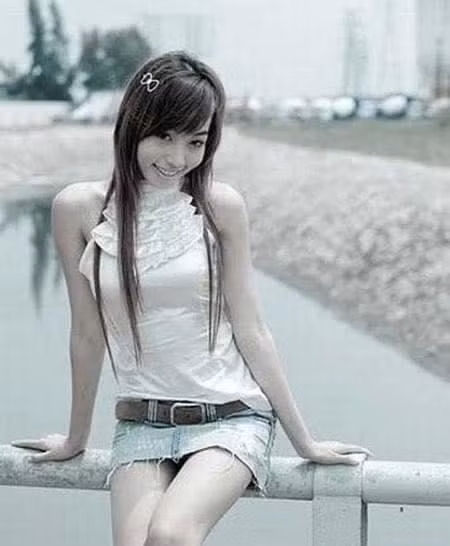 Sau khi nổi tiếng khắp cõi mạng, Elly Trần được mời đi chụp hình, quay quảng cáo tại nhiều nơi, đặc biệt là thị trường Thái Lan.