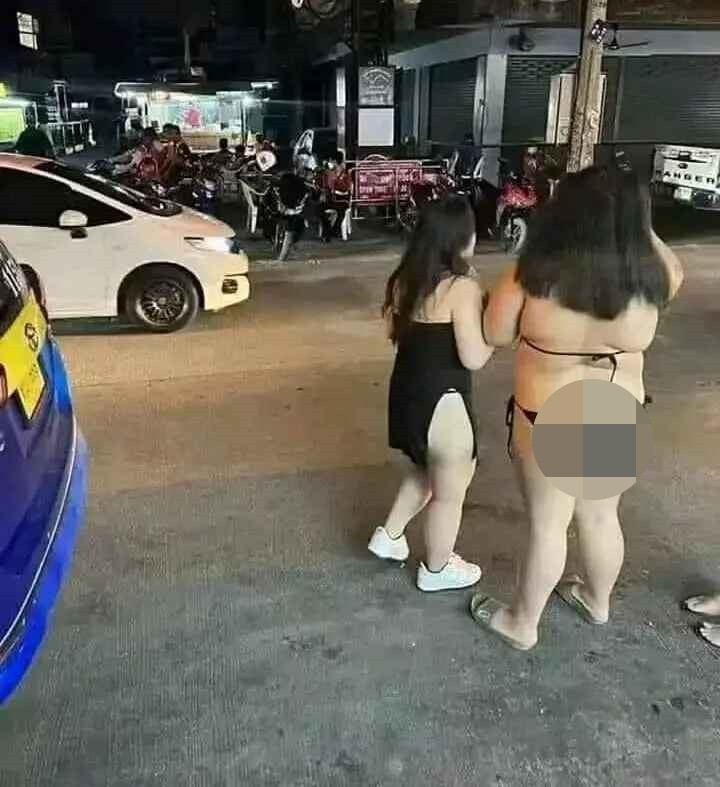 Gây chú ý là trang phục ra đường của hai cô gái. Trong ảnh, một cô gái gây sốt phô diễn cơ thể quá khổ với bộ đồ lót mỏng manh, đi đép lê, tóc xõa ngang vai.