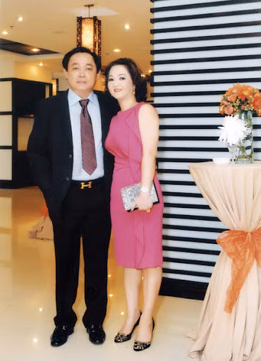 Sau 15 năm chung sống, bà Hằng và ông Dũng có chung 1 cậu quý tử và là ông chủ tương lai của khu du lịch Đại Nam là Huỳnh Hằng Hữu.