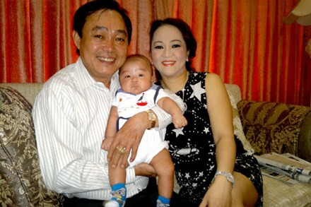 Trong đó, nữ CEO đình đám mạng xã hội kể lại chi tiết ông đã "mắng" nhân viên vì để màn hình điện thoại của bà Nguyễn Phương Hằng bị bẩn, làm xấu "cô".