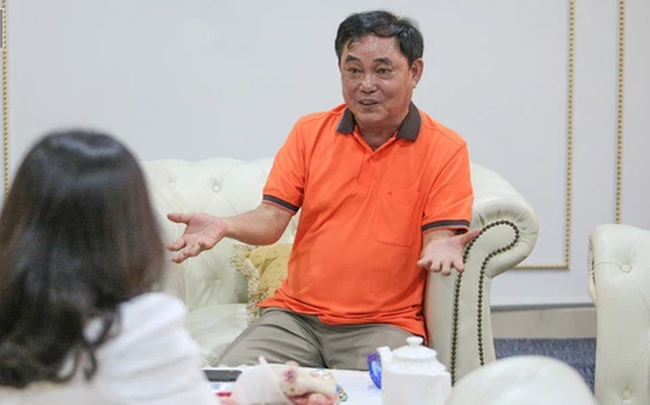 Cụ thể, bà Nguyễn Phương Hằng đã dành không ít lời khen cho ông Huỳnh Uy Dũng về chuyện vị đại gia này cực kì tôn trọng vợ.