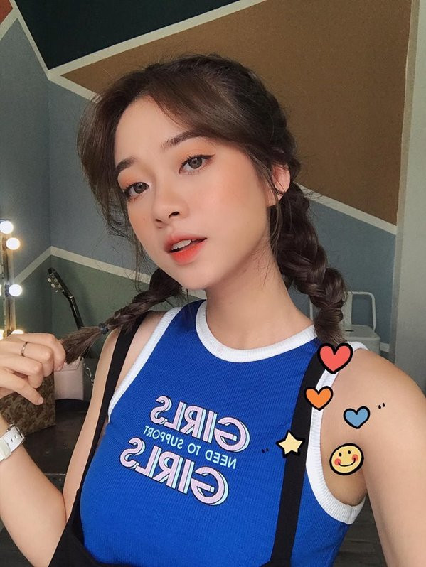 Là một trong những gương mặt nổi bật tham gia Nóng cùng World Cup 2018, thế nhưng, Mai Anh lại khiến người hâm mộ bóng đá ngỡ ngàng với phần nhận xét của cô nàng. Cụ thể, khi được hỏi về ấn tượng đối với đội tuyển Serbia, thay vì nói về lối chơi, pha kiến tạo hay ghi bàn, Mai Anh lại chú ý tới tên của các cầu thủ.