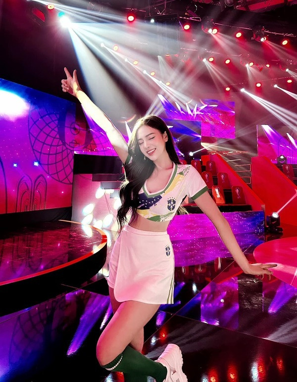 Tuy nhiên, trong phần bình luận trận đấu giữa đội tuyển Anh và Iran tối ngày 21/11, Cao Trang đã làm người hâm mộ bóng đá bất ngờ khi nhận xét: “Em thấy các đại diện thi đấu cho Chelsea hôm nay đã thể hiện rất tốt vai trò của mình và giúp cho Chelsea có một thế trận chơi hoàn toàn chủ động” khiến BLV Khắc Cường phải lập tức “chữa cháy”.