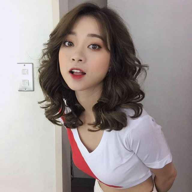 Mai Anh chia sẻ: “Ấn tượng của em về trận đấu này là các anh Serbia đều có tên là Vích”. Câu trả lời của cô nàng khiến nhiều người bất ngờ. Một số người cho rằng có lẽ cô nàng không biết quá nhiều về bóng đá nên không thể nhận xét kỹ thuật chơi của các cầu thủ.