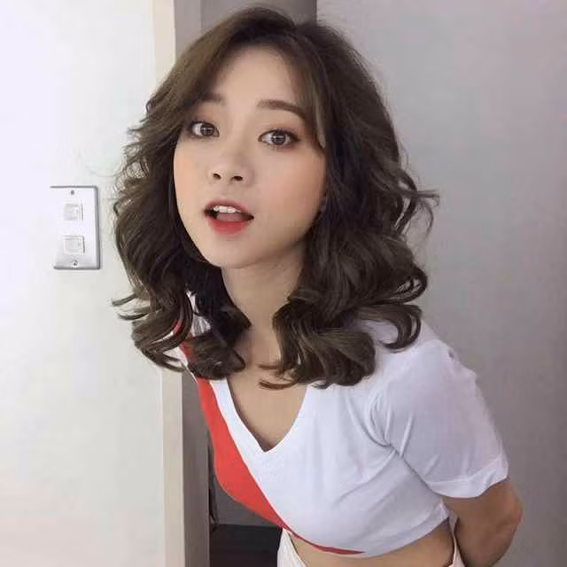 Mai Anh chia sẻ: “Ấn tượng của em về trận đấu này là các anh Serbia đều có tên là Vích”. Câu trả lời của cô nàng khiến nhiều người bất ngờ. Một số người cho rằng có lẽ cô nàng không biết quá nhiều về bóng đá nên không thể nhận xét kỹ thuật chơi của các cầu thủ.