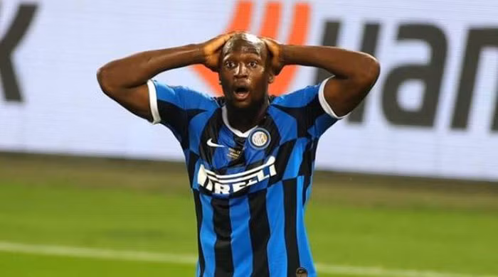 Lukaku ôm đầu sau khi phản lưới nhà. Bi kịch thay, đó là bàn thắng giúp Sevilla giành chiến thắng chung cuộc 3-2 để vô địch Europa League.