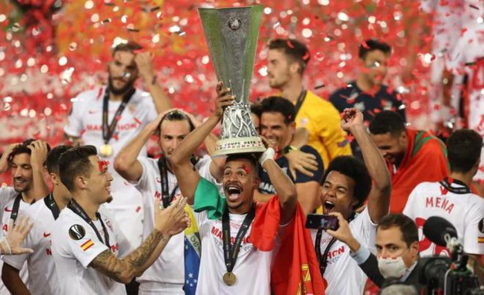 Niềm vui của các cầu thủ Sevilla.