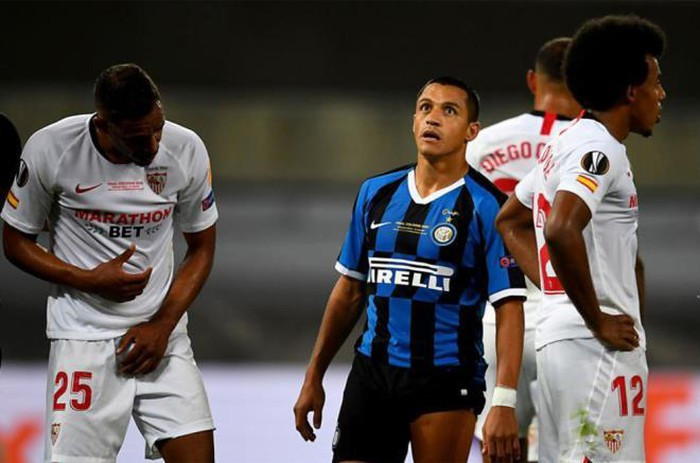 Một cựu cầu thủ khác của Man United là Alexis Sanchez cũng bất lực khi được tung vào sân.