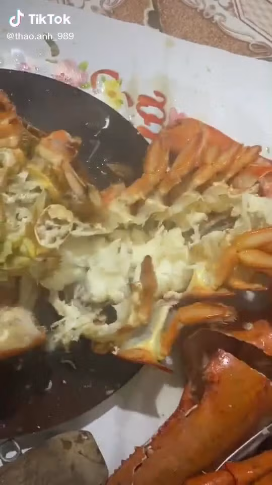 Chủ nhân đoạn clip cũng cập nhật tình hình trong bình luận rằng gia đình đã gửi hết ảnh chụp lẫn video bóc tôm cho shop kia để khiếu nại, song đến lúc này họ vẫn chưa nhận được phản hồi.