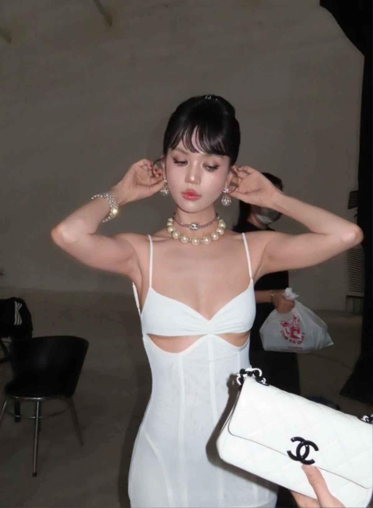 Bộ trang phục này không chỉ giúp Ngọc Trinh phô diễn thân hình chuẩn chỉnh, mà còn mang đến cảm giác vừa bí ẩn, vừa đầy sức hút.