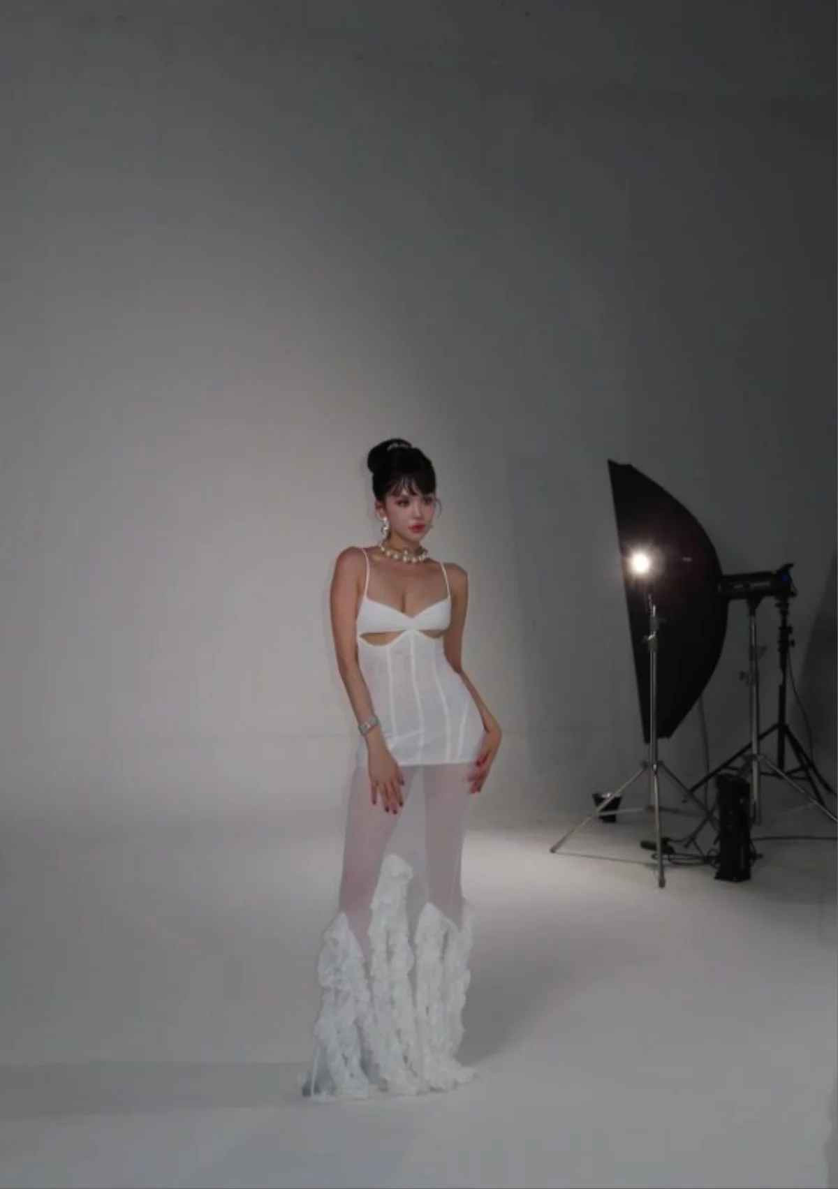 Với thiết kế phần trên ôm sát, kết hợp với những đường cắt xẻ tinh tế đã khéo léo làm nổi bật bờ vai mảnh mai và vòng eo con kiến của Ngọc Trinh.