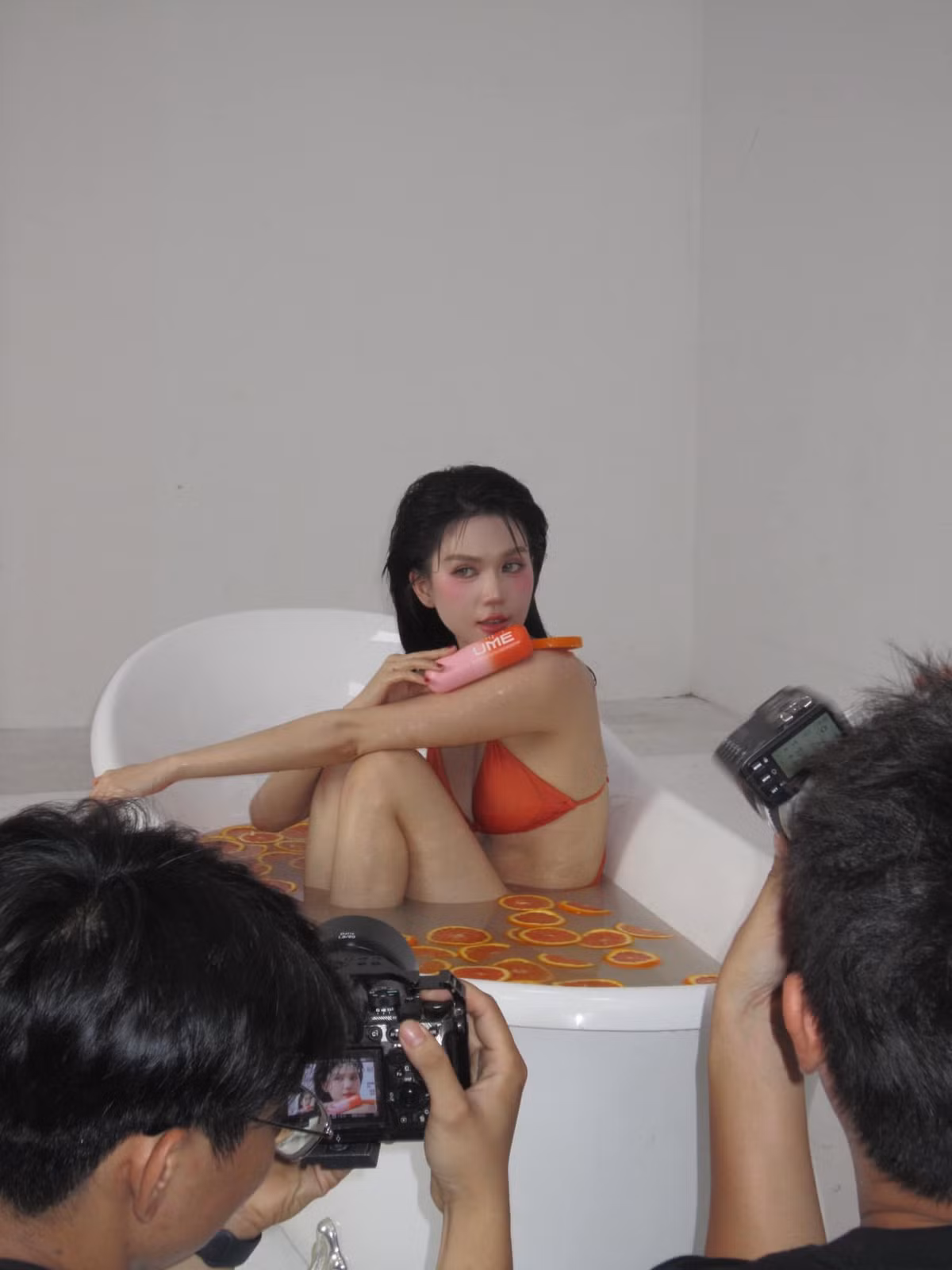 Kết hợp cùng phong cách trang điểm đậm, đôi môi căng mọng và làn da trắng sáng, Ngọc Trinh hoàn toàn chinh phục người xem với vẻ đẹp không tỳ vết.