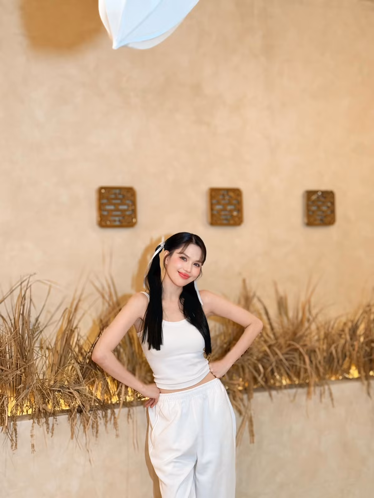 Sự hòa hợp giữa trang phục, bối cảnh chụp đã tạo nên bức tranh hoàn mỹ, làm nổi bật thần thái đầy quyến rũ của “nữ hoàng nội y”.