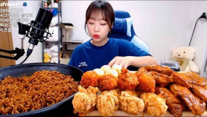 Biến điểm bất thường thành lợi thế, Tzuyang chọn theo con đường YouTuber mukbang từ tháng 11/2019. Hiện tại, cô là cái tên hàng đầu trong ngành, thậm chí nhận thù lao quảng cáo ngang với ngôi sao hạng A.