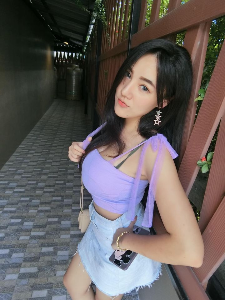 Không chỉ nổi tiếng tại Thái Lan, June Ratchasin còn khá nổi tiếng tại Việt Nam đặc biệt trong cộng đồng game thủ yêu thích Liên Quân Mobile.