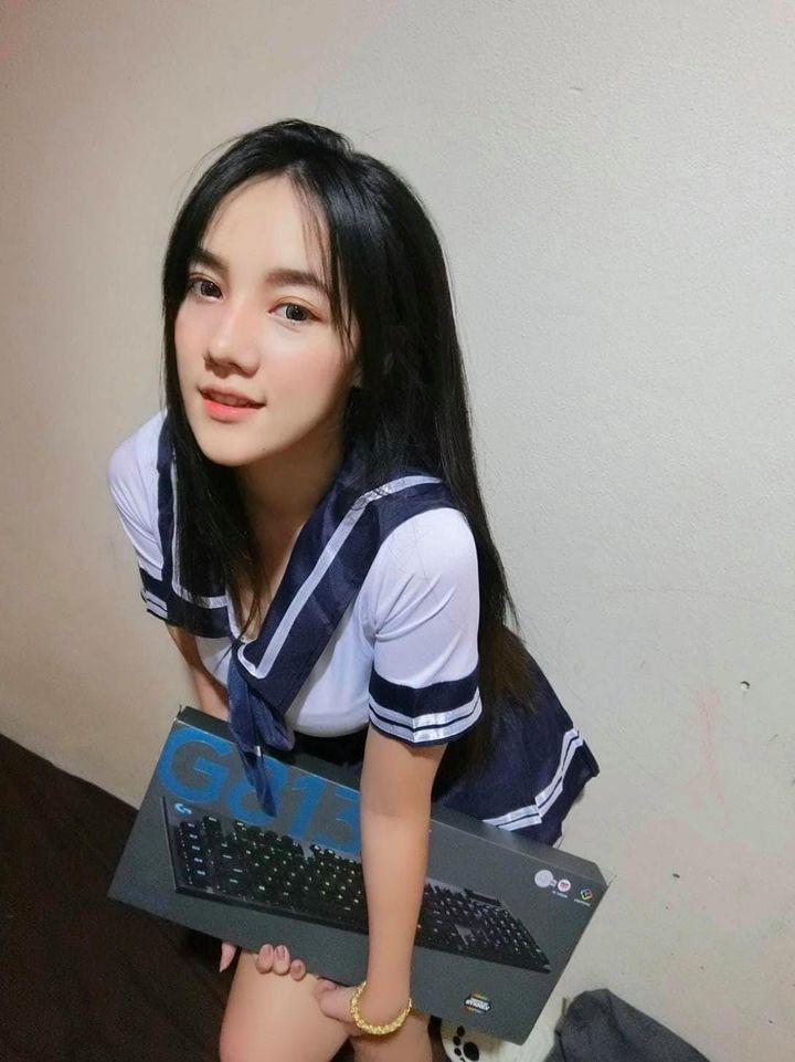 Cùng ngắm thêm những hình ảnh vô cùng quyến rũ của nữ streamer Liên Quân khiến dân tình mê tít vì nhan sắc siêu nóng bỏng.