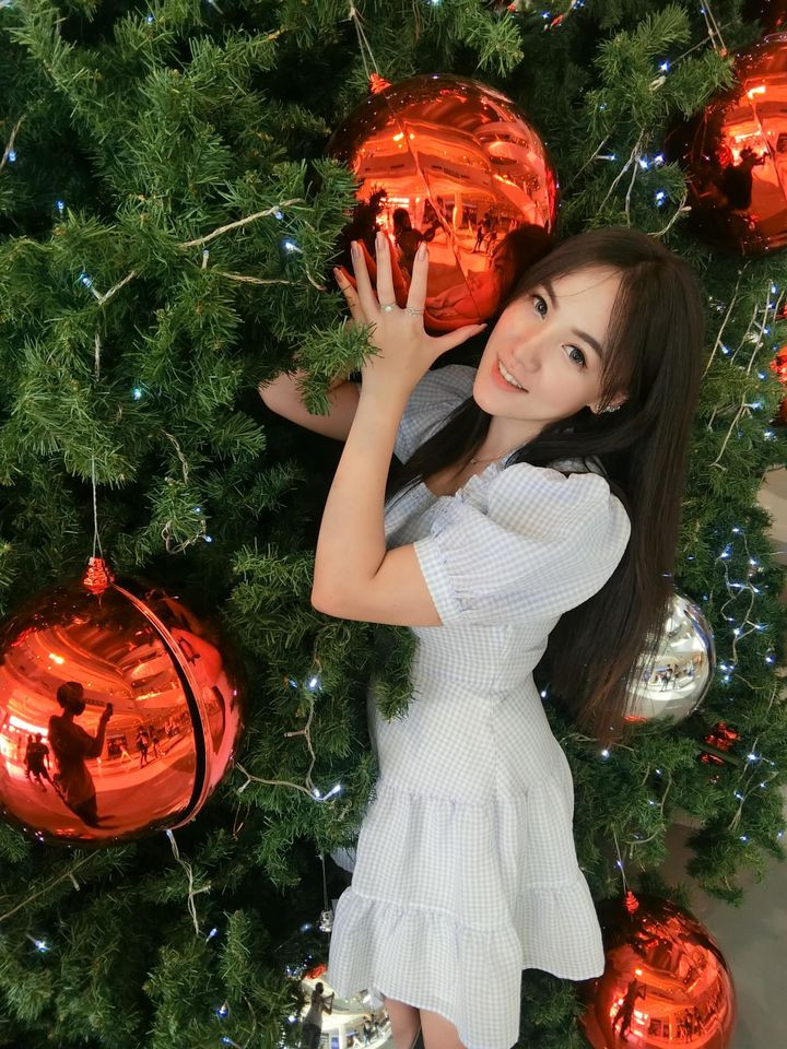 Trên trang cá nhân của mình, June Ratchasin thích diện mẫu áo cắt hở ngực táo bạo, khoe vòng 1 căng tràn.