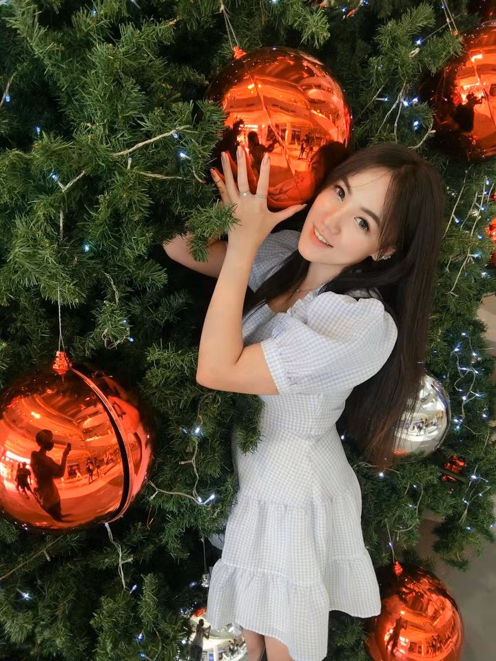 Trên trang cá nhân của mình, June Ratchasin thích diện mẫu áo cắt hở ngực táo bạo, khoe vòng 1 căng tràn.