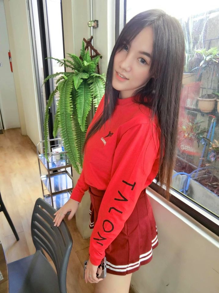 June Ratchasin thực tế đang là nhân viên của tổ chức Talon Esports nên chẳng có gì lạ mà cô nàng lên tiếng ủng hộ tích cực.