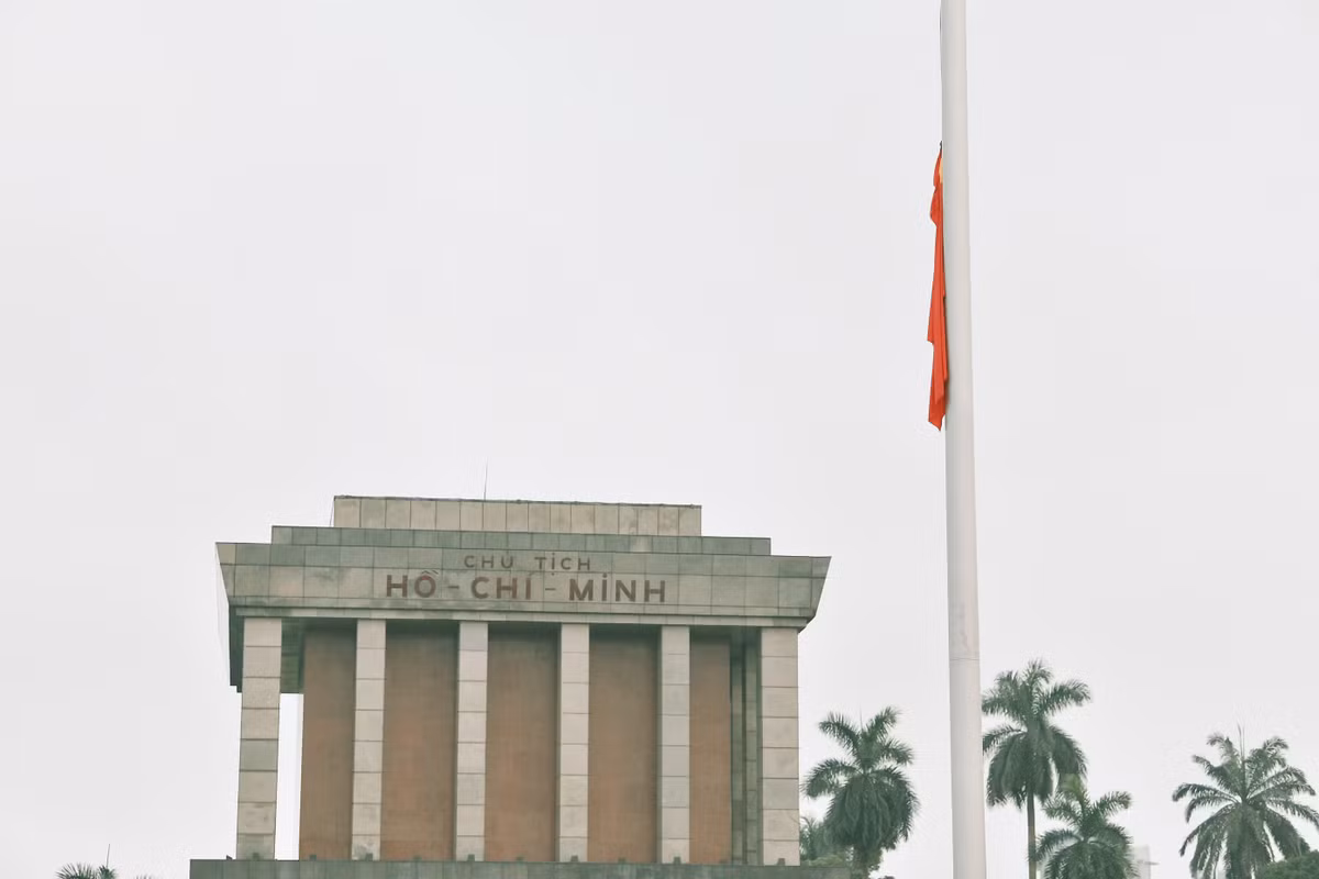 Sau khi lá Quốc kỳ đeo băng tang được đưa lên, khác với ngày thường, trong ngày 25/7, sẽ không có nghi lễ hạ cờ vào buổi tối. Lá Quốc kỳ có dải băng tang sẽ được treo trong suốt 2 ngày, 25 và 26/7 để tưởng nhớ Đồng chí Tổng Bí thư Nguyễn Phú Trọng.