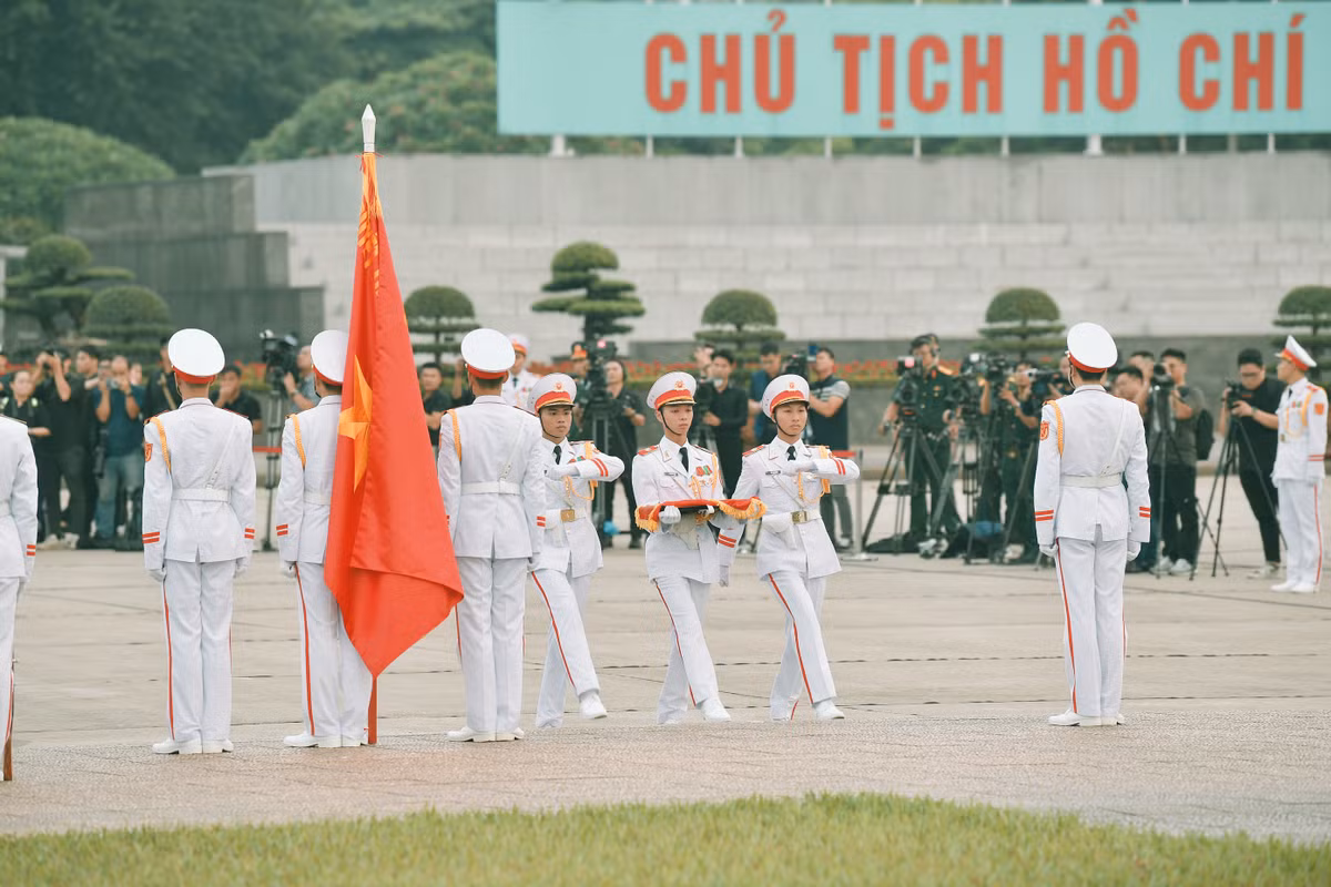 Nghi lễ treo băng tang được tiến hành song song với nghi thức chào cờ thường ngày.
