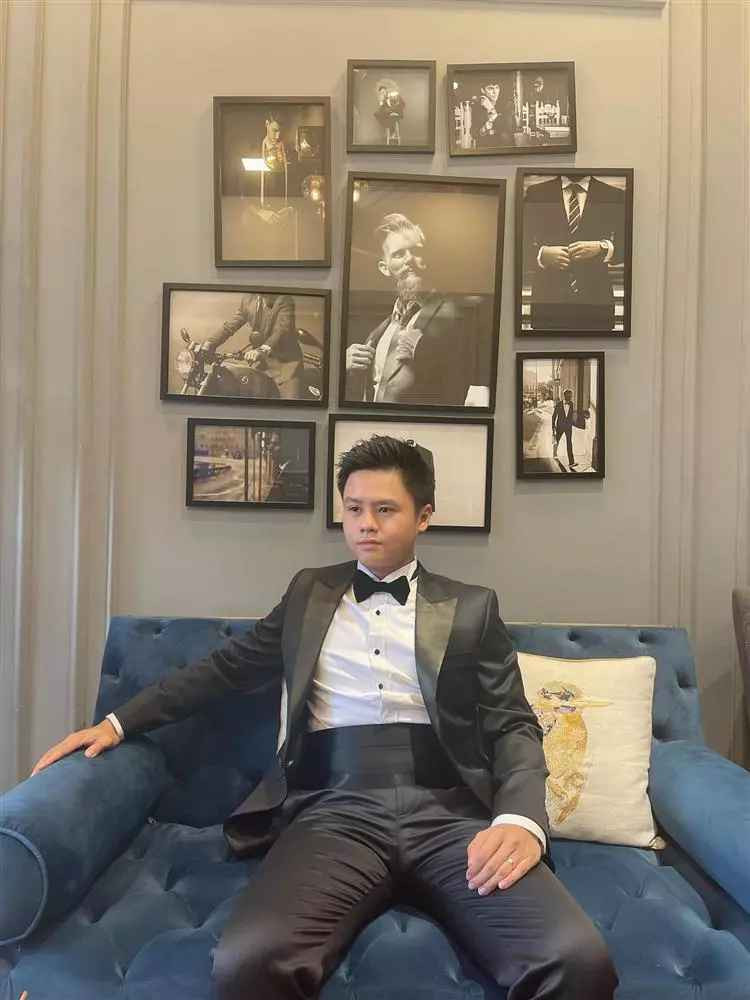 Cũng trong lần lên sóng này, nhiều dân mạng bày tỏ bất ngờ với ngoại hình thiếu gia Phan Thành. Theo đó, kể từ khi có vợ, con trai đại gia Phan Quang Chất đã tăng cân thấy rõ.