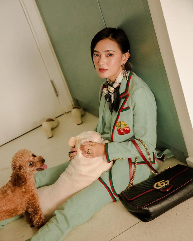 Châu Bùi cũng đang là bà mẹ 1 nách 2 con. Cô nàng hot girl có nuôi 2 chú chó tên là Santa và Beedo (Bí). Ảnh: FBNV