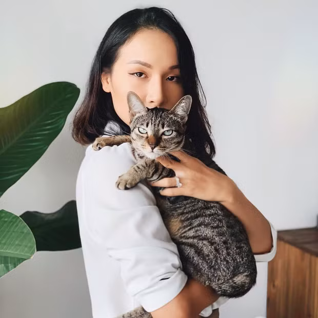 Những ai follow Giang Ơi đều biết cô nàng Youtuber này là người rất yêu động vật. Gia đình của Giang và "anh bạn thân" cũng là một gia đình đông con nhất nhì MXH khi sở hữu 3 chú mèo và 1 chú chó. Ảnh: FBNV