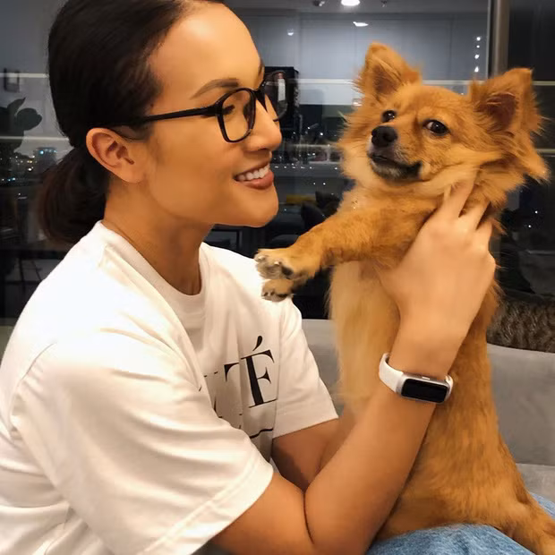 Trong các vlog của Giang ơi, thi thoảng vẫn thấy sự hiện diện của các "boss". Bản thân cô nàng Youtuber 9X này cũng dành nhiều thời gian và công sức để yêu chiều, chăm sóc và tạo nên một cuộc sống thoải mái nhất cho đám thú cưng của mình. Ảnh: FBNV