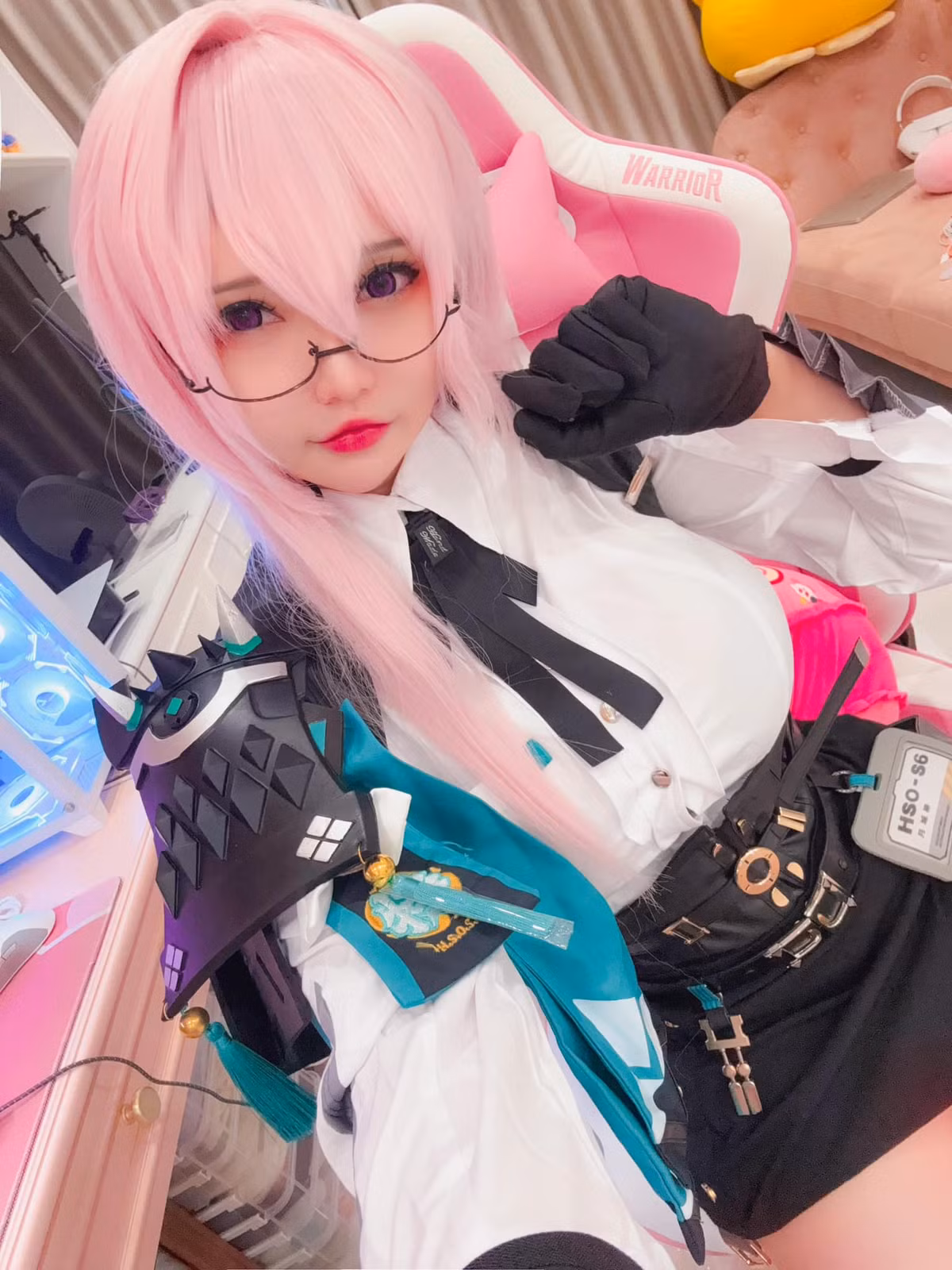 Nhiều fan cho rằng, không chỉ trang phục thể hiện đầy đủ những đặc điểm của nhân vật mà Kỳ Nguyễn còn góp phần làm nổi bật được cá tính và phong cách của nhân vật này.